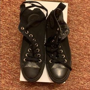 Black high top women’s converse